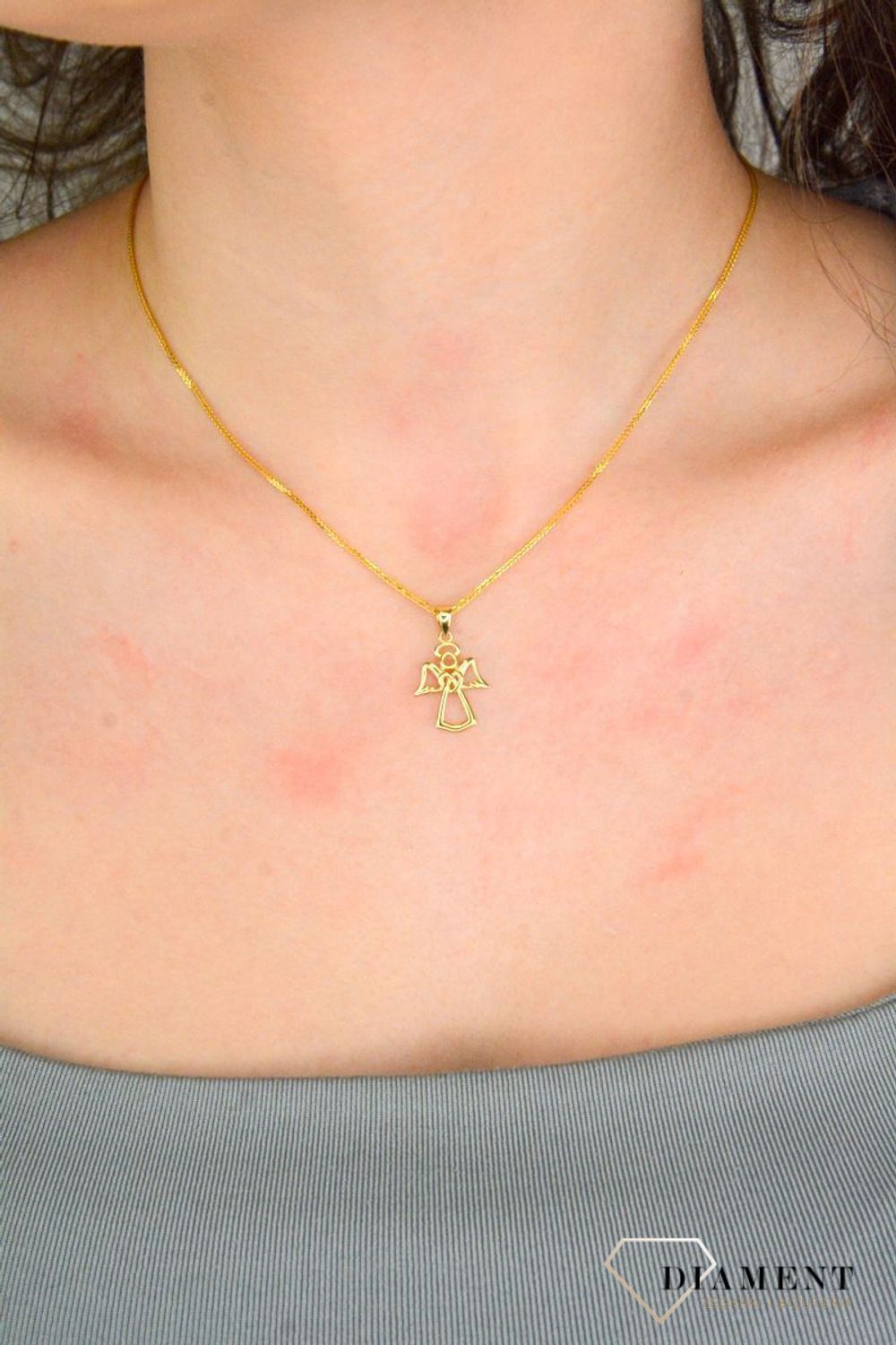 Zawieszka złota anioł próba 375, ZA 7401 375 Wisiorek został wykonany z wysokiej jakości złota próby 375. Złoto to jeden z najpopularniejszych kruszców, cenione przez kobiety na całym świecie 1.jpg